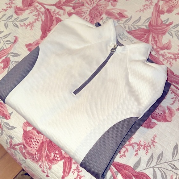 NIKE Women’s Golf Pullover. - Picture 8 of 8